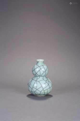 A Chinese Guan-Glaze Porcelain Hulu Vase