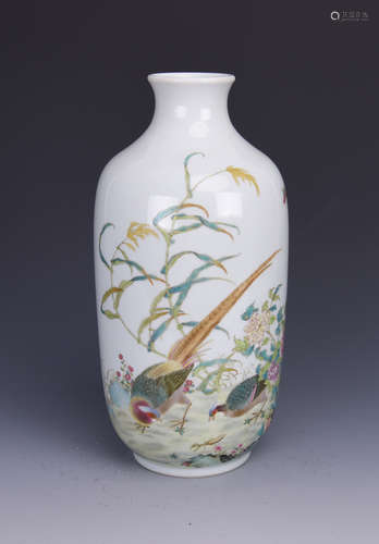 A FAMILLE ROSE PORCELAIN VASE OF AVIAN MOTIF