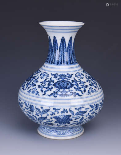 A BLUE AND WHITE PORCELAIN VASE WITH LOTUS TENDRILS