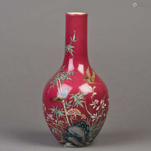 A CHINESE FAMILLE ROSE PORCELAIN VASE