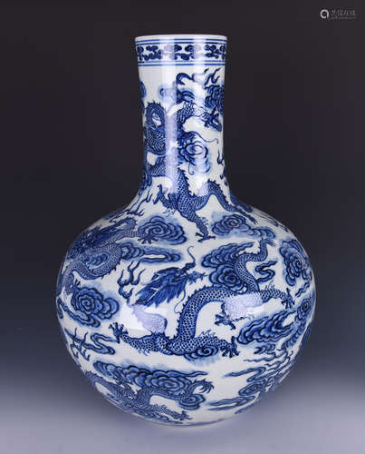 A BLUE AND WHITE PORCELAIN VASE OF NINE-DRAGON