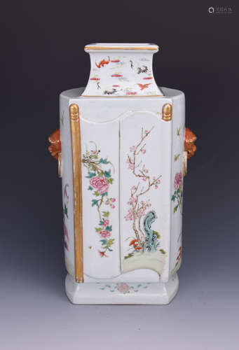 A SQUARE FAMILLE ROSE PORCELAIN VASE