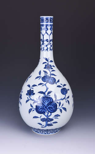 AN AWL-HANDLE PORCELAIN VASE