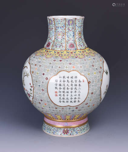 A FAMILLE ROSE PORCELAIN VASE WITH CALLIGRAPHY