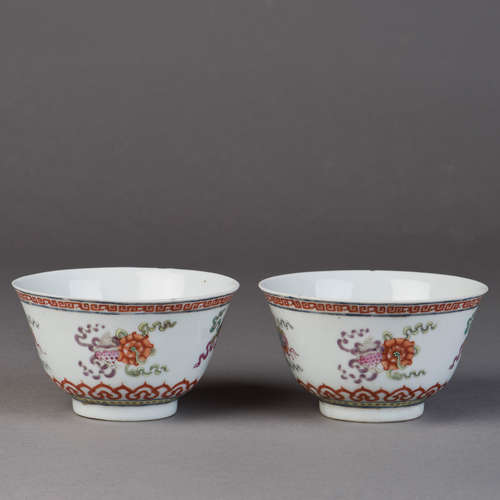 A PAIR OF FAMILLE ROSE PORCELAIN BOWLS