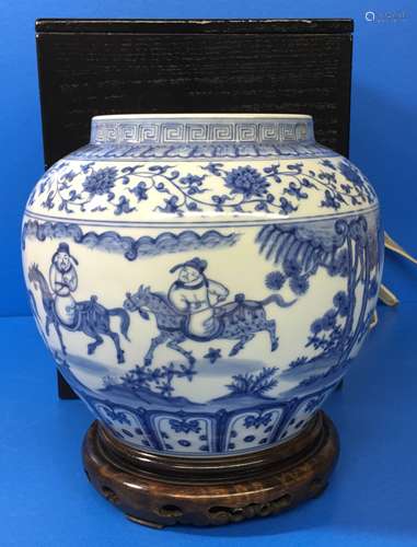 A BLUE AND WHITE PORCELAIN JAR