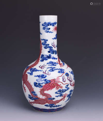 A BLUE AND WHITE PORCELAIN VASE OF DRAGON MOTIF