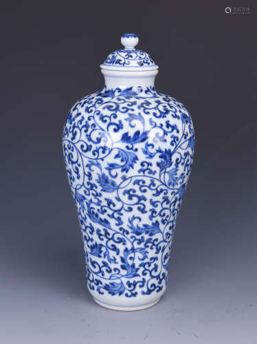 A BLUE AND WHITE PORCELAIN VASE WITH LOTUS TENDRILS