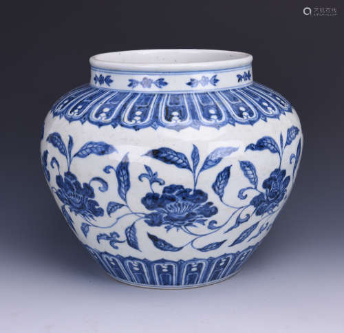 A BLUE AND WHITE PORCELAIN JAR