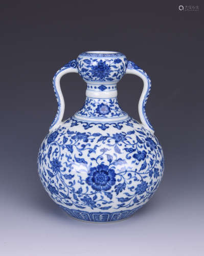 A BLUE AND WHITE PORCELAIN VASE OF GOURD FORM