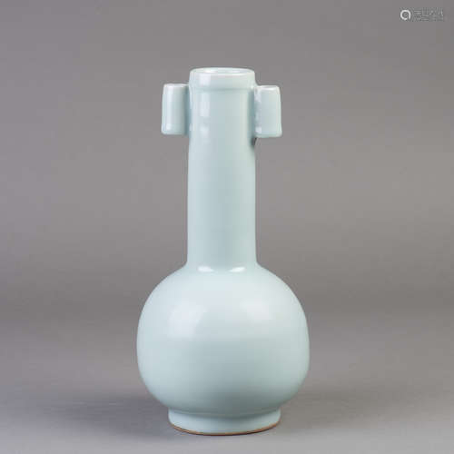 A CHINESE LONG-NECK CELADON PORCELAIN VASE