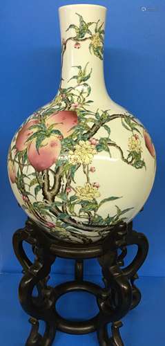 A GLOBULAR FAMILLE ROSE PORCELAIN VASE