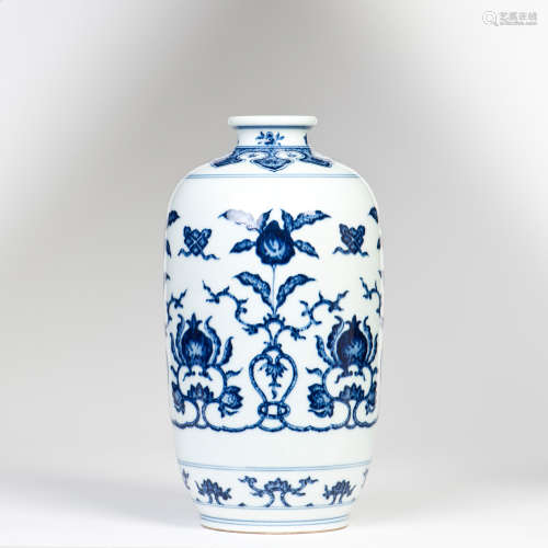 A BLUE AND WHITE PORCELAIN VASE TONGPING