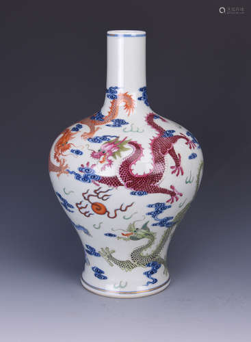 A FAMILLE ROSE PORCELAIN VASE OF DRAGON MOTIF