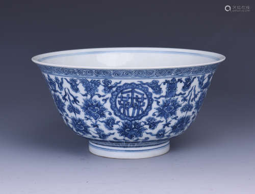 A BLUE AND WHITE PORCELAIN BOWL OF FLORAL MOTIF