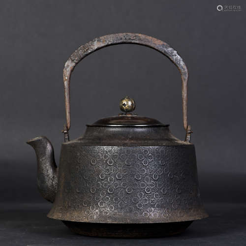 AN ARCHAISTIC JAPANESE IRON POT