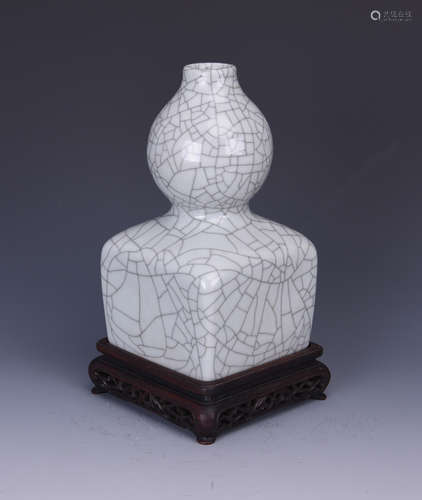 A CRACKLE-GLAZED PORCELAIN BOWL OF GOURD SHAPE