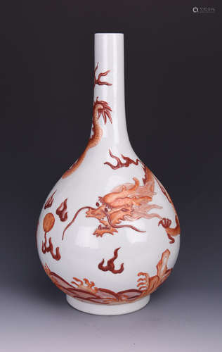 A FAMILLE ROSE AWL-HANDLE PORCELAIN VASE WITH IRON-RED DRAGONS