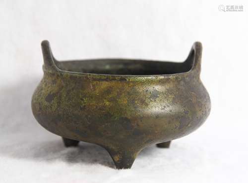 CHINESE BRONZE TRIPOD CENSER