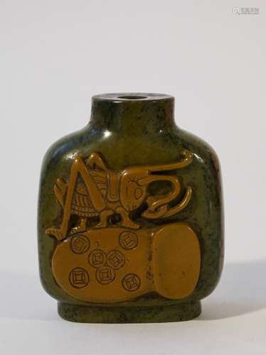 CHINESE AGATE SNUFF BOTTLE, CRICKET