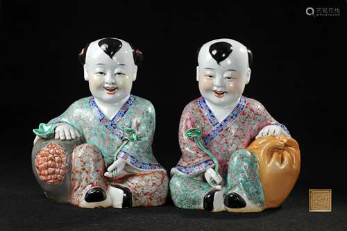 PAIR OF CHINESE REPUBLIC FAMILLE ROSE PORCELAIN BO