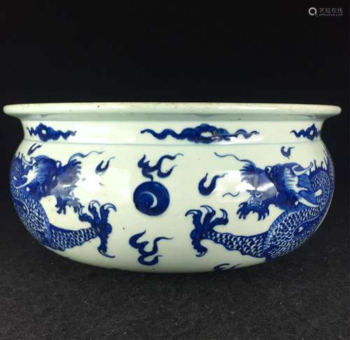 CHINESE BLUE AND WHITE PORCELAIN CENSER