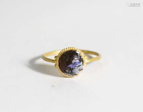 ANCIENT ROMAN GOLD RING WITH GLASS INTAGLIO