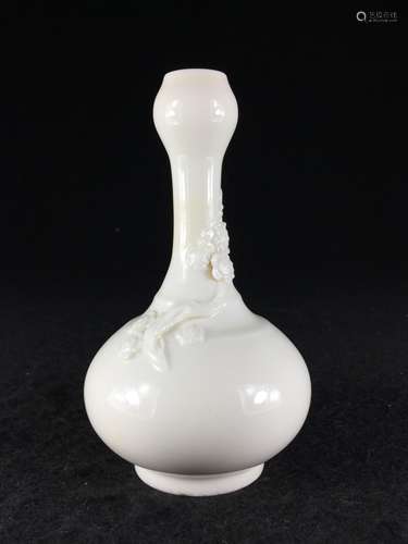 CHINESE BLANC DE CHINE GARLIC HEAD VASE