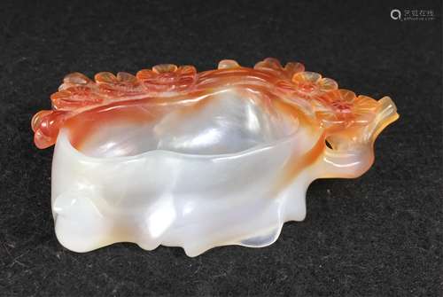 CHINESE TWO TONE AGATE CARVED BRUSH WASHER