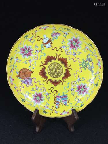 CHINESE YELLOW GROUND FAMILLE ROSE PLATE