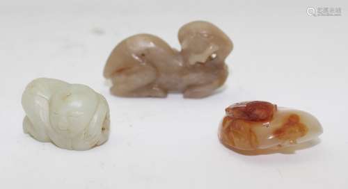 A GROUP OF JADE AND AGATE ITEMS