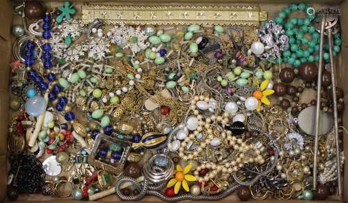 A TRAY OF CUSTOM JEWELRY