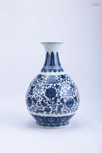 A Chinese Blue and White Porcelain Vase