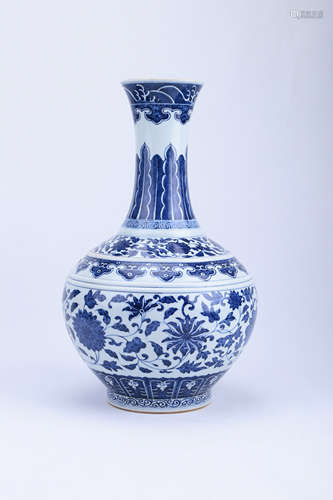 A Chinese Blue and White Porcelain Vase