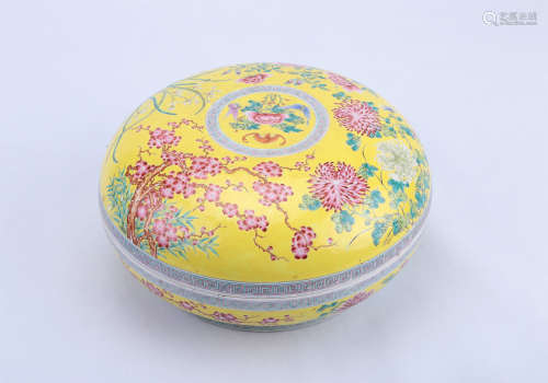 A Chinese Famille-Rose Porcelain Round Box and Cover with Flower Pattern 