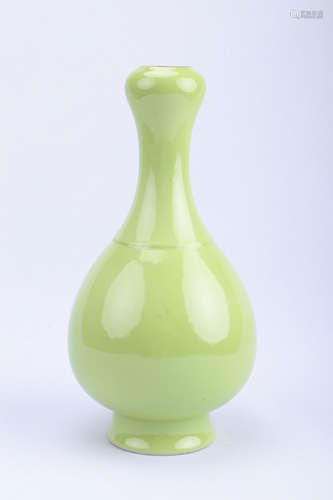 A Chinese Green Glazed Garlic-Head Vase