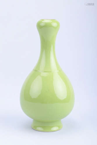 A Chinese Green Glazed Garlic-Head Vase