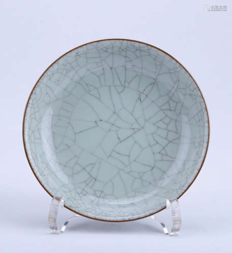 A Chinese Ge-Type Porcelain Plate