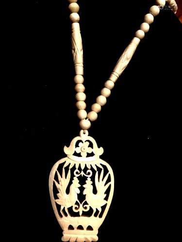 象牙双鸡项链 Ivory necklace with pandent of two roosters