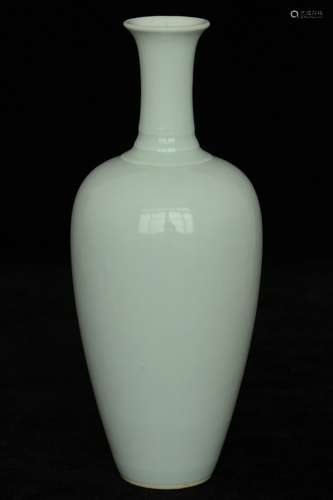 $1 Chinese Porcelain Vase Kangxi Mark