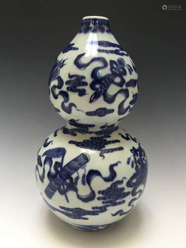 A CHINESE ANTIQUE BLUE AND WHITE DOUBLE-GOURD VASE, MARKED.