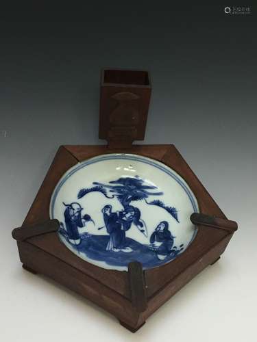 A BLUE AND WHITE  ANTIQUE PORCELAIN PLATE SET IN HARDWOOD CARVING ASH TRAY