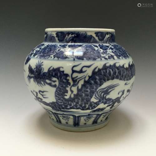 CHINESE ANTIQUE BLUE AND WHITE JAR