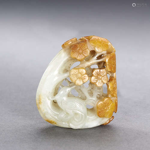 A CHINESE WHTIE JADE MAGPIE ON PRUNUS PENDANT