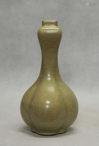 Chinese Ge Yao Ceramic Vase