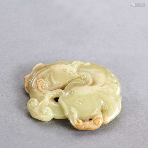 A CHINESE YELLOW JADE TWIN CATFISH PENDANT