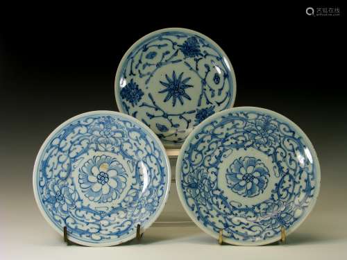 Three Chinese blue and white porcelain dishes, 19th Century, marked.