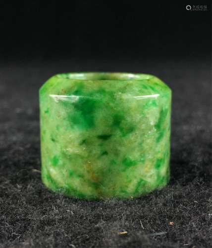 CHINESE QING DYNASTY JADEITE THUMB RING