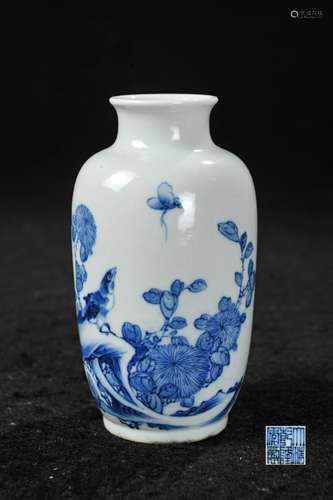 CHINESE BLUE AND WHITE FLOWER VASE