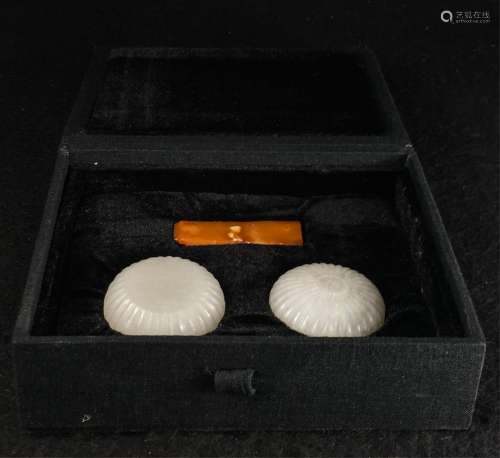 CHINESE WHITE JADE COVER BOX AND SOAPSTONE SEAL